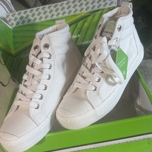 Cariuma Classic White Canvas High-Tops